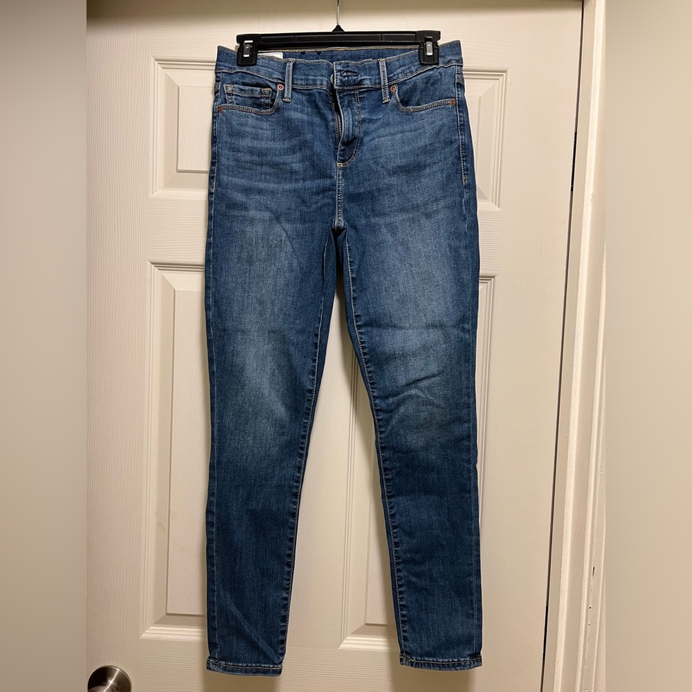 Gap mid rise, true skinny Jean, size 8r 29, medium wash, classic skinny, stretch